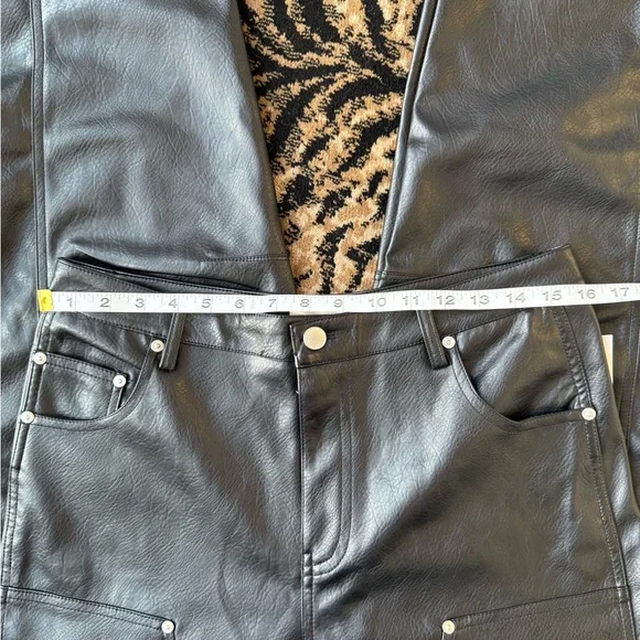 NWT Avec Les Filles Faux Leather Cargo Barrel Pants Size 8 - Picture 8 of 10